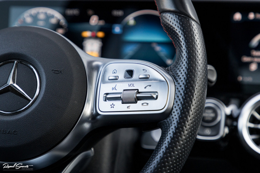 Mercedes-Benz GLA 180 Business Solution AMG | Panorama dak | Memory stoelen | Matrix led | Apple carplay |
