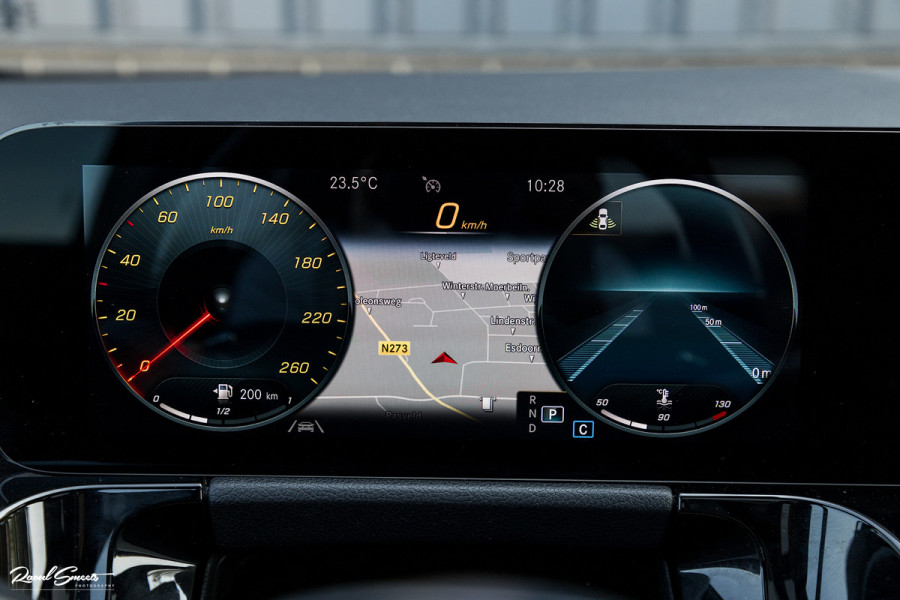 Mercedes-Benz GLA 180 Business Solution AMG | Panorama dak | Memory stoelen | Matrix led | Apple carplay |