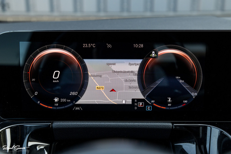 Mercedes-Benz GLA 180 Business Solution AMG | Panorama dak | Memory stoelen | Matrix led | Apple carplay |