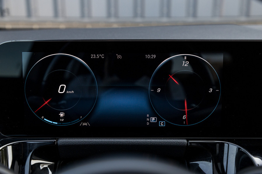 Mercedes-Benz GLA 180 Business Solution AMG | Panorama dak | Memory stoelen | Matrix led | Apple carplay |