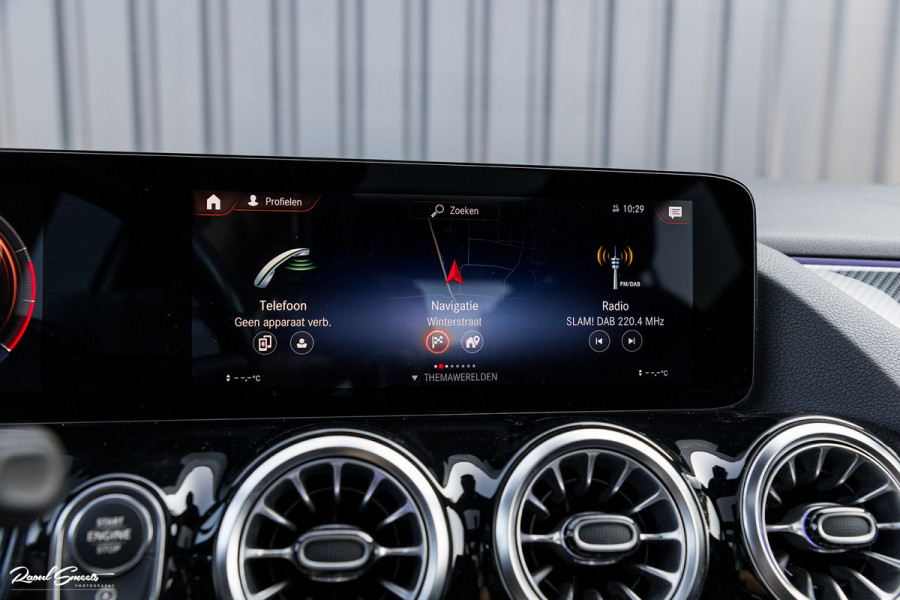 Mercedes-Benz GLA 180 Business Solution AMG | Panorama dak | Memory stoelen | Matrix led | Apple carplay |