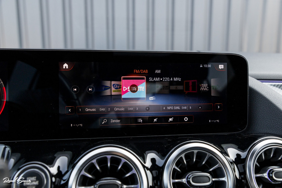 Mercedes-Benz GLA 180 Business Solution AMG | Panorama dak | Memory stoelen | Matrix led | Apple carplay |