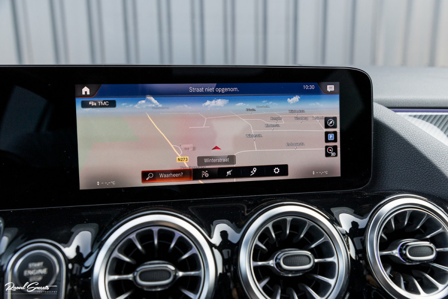 Mercedes-Benz GLA 180 Business Solution AMG | Panorama dak | Memory stoelen | Matrix led | Apple carplay |