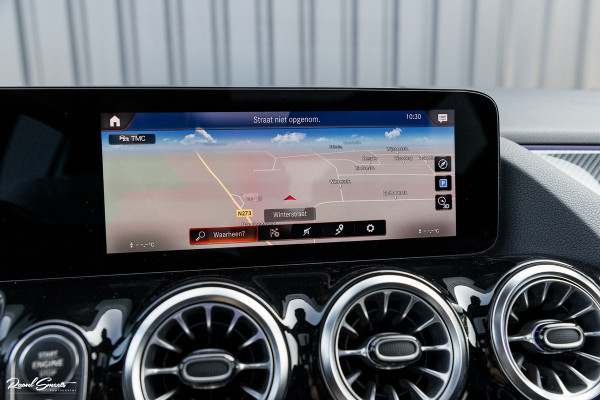 Mercedes-Benz GLA 180 Business Solution AMG | Panorama dak | Memory stoelen | Matrix led | Apple carplay |