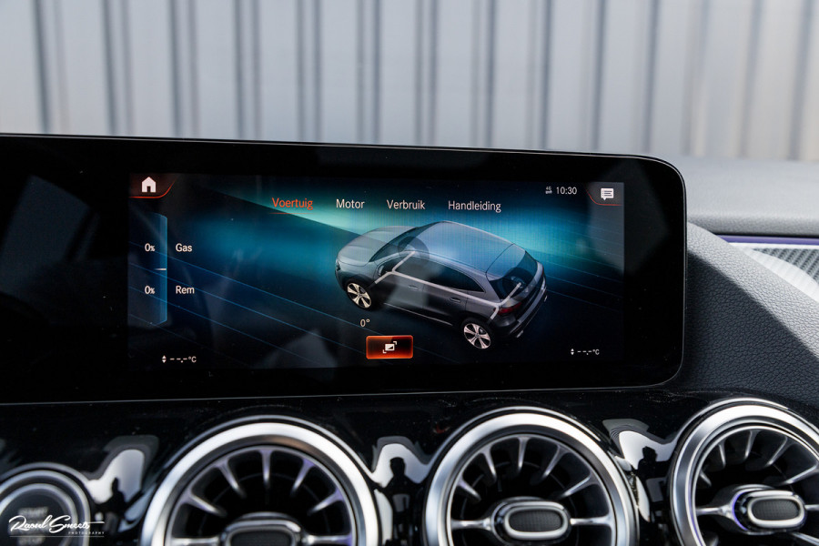 Mercedes-Benz GLA 180 Business Solution AMG | Panorama dak | Memory stoelen | Matrix led | Apple carplay |