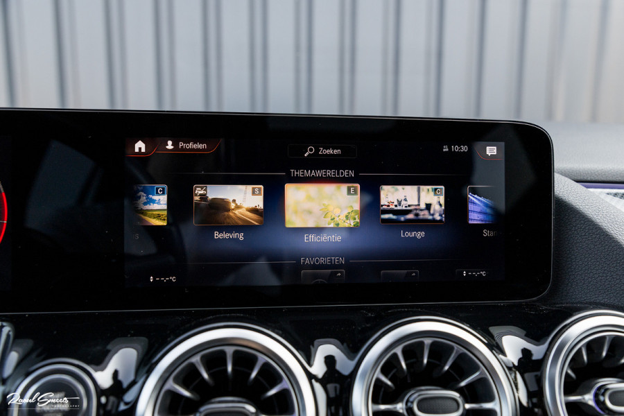 Mercedes-Benz GLA 180 Business Solution AMG | Panorama dak | Memory stoelen | Matrix led | Apple carplay |