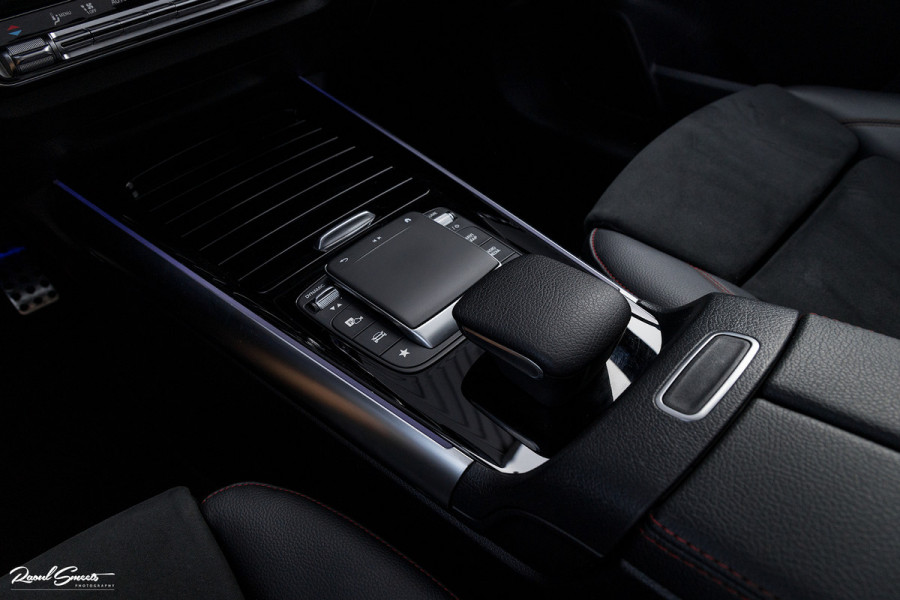 Mercedes-Benz GLA 180 Business Solution AMG | Panorama dak | Memory stoelen | Matrix led | Apple carplay |