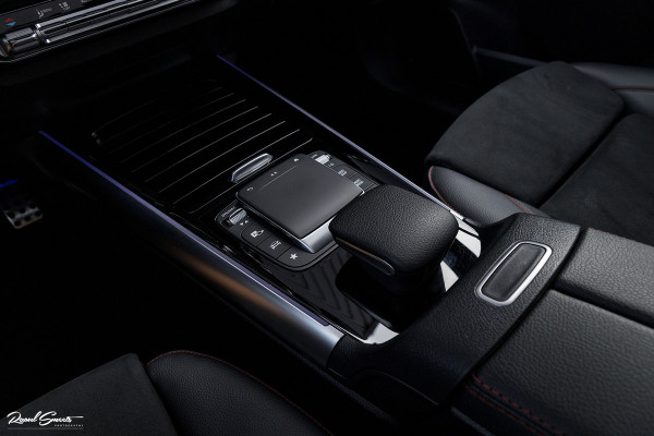 Mercedes-Benz GLA 180 Business Solution AMG | Panorama dak | Memory stoelen | Matrix led | Apple carplay |