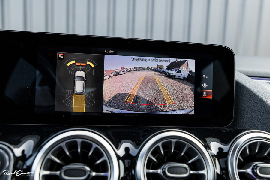 Mercedes-Benz GLA 180 Business Solution AMG | Panorama dak | Memory stoelen | Matrix led | Apple carplay |