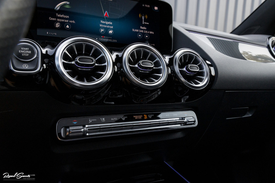 Mercedes-Benz GLA 180 Business Solution AMG | Panorama dak | Memory stoelen | Matrix led | Apple carplay |