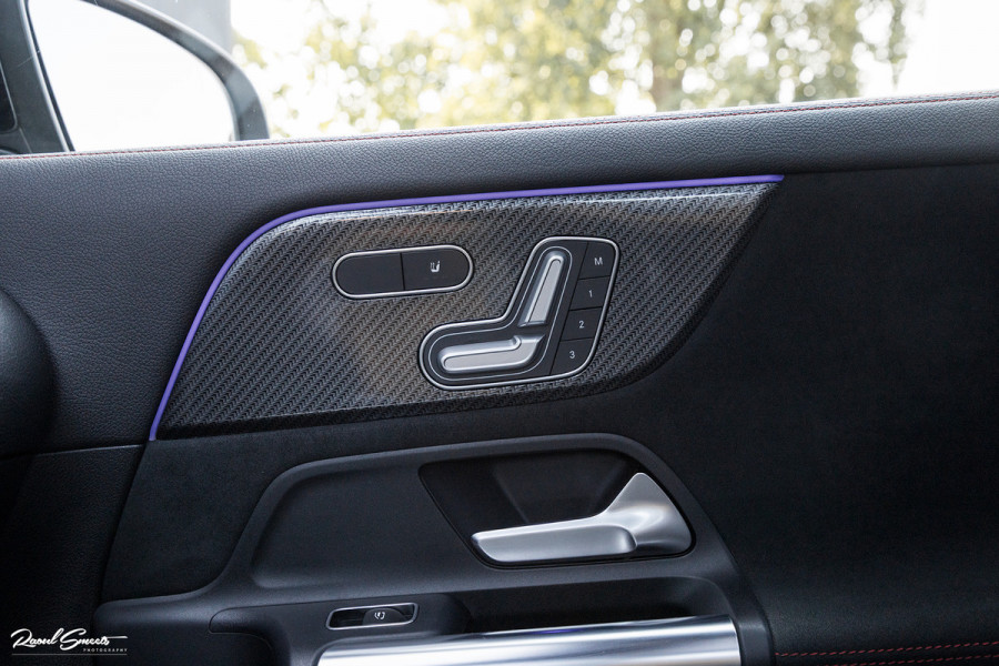 Mercedes-Benz GLA 180 Business Solution AMG | Panorama dak | Memory stoelen | Matrix led | Apple carplay |