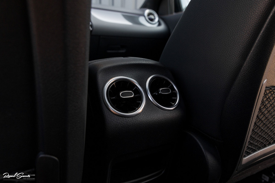 Mercedes-Benz GLA 180 Business Solution AMG | Panorama dak | Memory stoelen | Matrix led | Apple carplay |