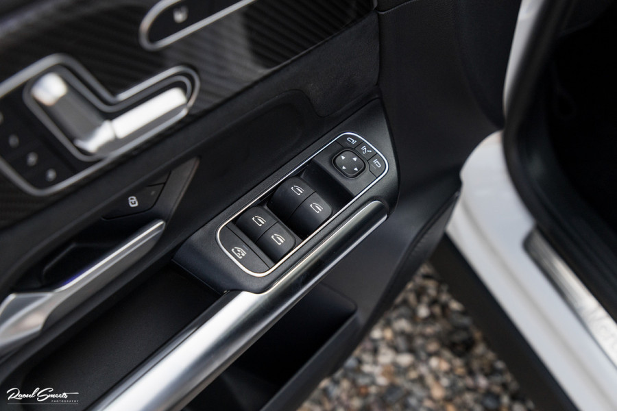 Mercedes-Benz GLA 180 Business Solution AMG | Panorama dak | Memory stoelen | Matrix led | Apple carplay |