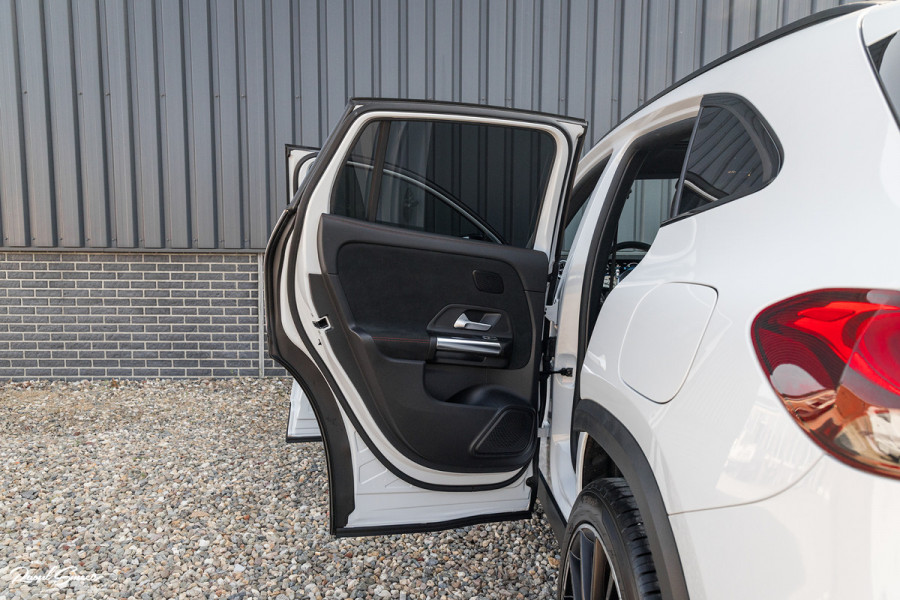 Mercedes-Benz GLA 180 Business Solution AMG | Panorama dak | Memory stoelen | Matrix led | Apple carplay |