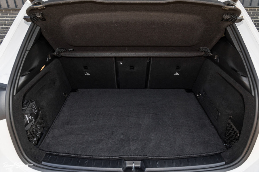 Mercedes-Benz GLA 180 Business Solution AMG | Panorama dak | Memory stoelen | Matrix led | Apple carplay |