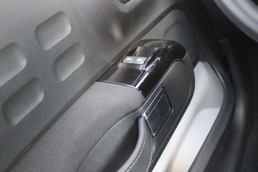 Citroën C3 1.2 82PK MAX | NAVIGATIE | ACHTERUITRIJ CAMERA | CLIMATE CONTROL | CRUISE CONTROL | APPLE CARPLAY/ANDROID AUTO | LICHTMETALEN VELGEN 16" | DAB+ RADIO | REGEN/LICHT SENSOR |
