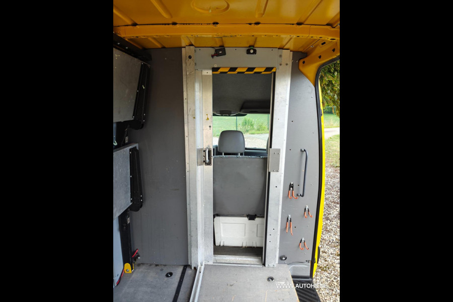 Volkswagen Crafter 35 2.0 TDI L2H2, Euro 6 140PK , Apk Aug. 2026 , Airco , cruise , camera, Post NL Uitvoering , Nette bus.