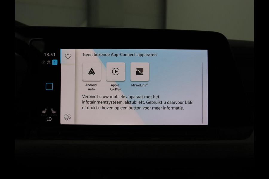 Volkswagen Golf 1.5 TSI Life | Stoel & stuurverwarming | Carplay | Adaptive cruise | Sfeerverlichting | Navigatie | Full LED | Parkeerhulp
