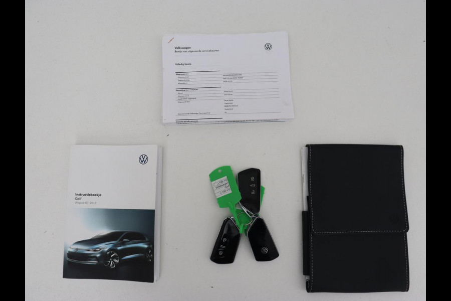 Volkswagen Golf 1.5 TSI Life | Stoel & stuurverwarming | Carplay | Adaptive cruise | Sfeerverlichting | Navigatie | Full LED | Parkeerhulp