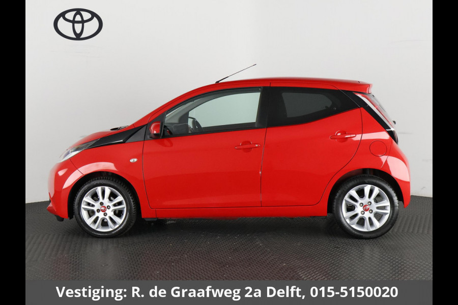 Toyota Aygo 1.0 VVT-i X-Joy | Navigatie | Climate Control | Camera | Lichtmetalen velgen |