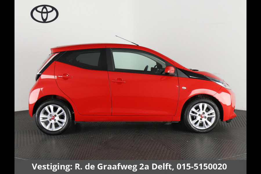Toyota Aygo 1.0 VVT-i X-Joy | Navigatie | Climate Control | Camera | Lichtmetalen velgen |