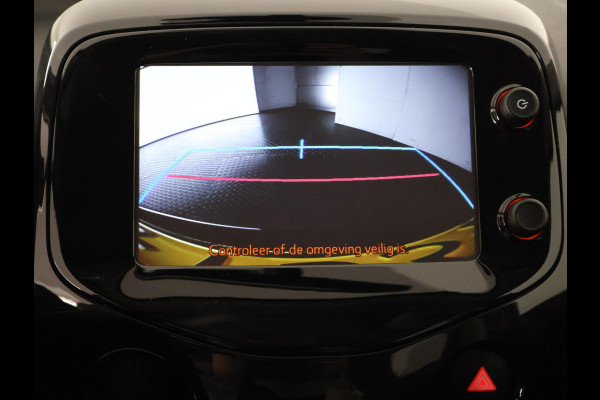 Toyota Aygo 1.0 VVT-i X-Joy | Navigatie | Climate Control | Camera | Lichtmetalen velgen |