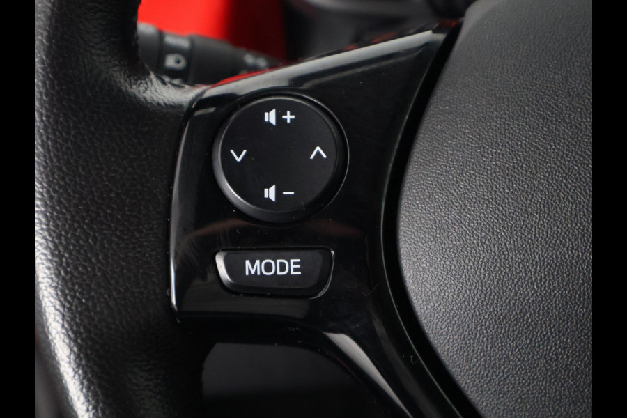 Toyota Aygo 1.0 VVT-i X-Joy | Navigatie | Climate Control | Camera | Lichtmetalen velgen |