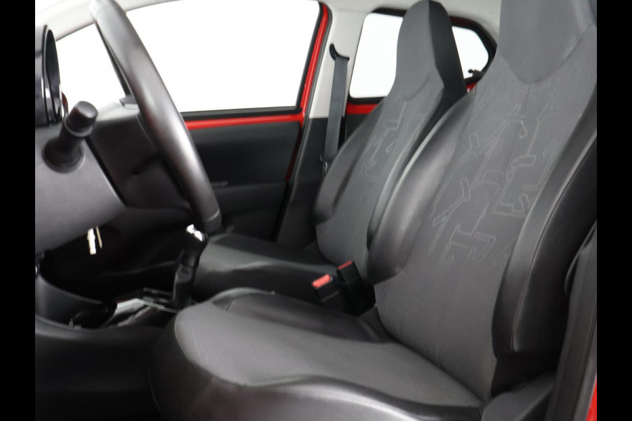 Toyota Aygo 1.0 VVT-i X-Joy | Navigatie | Climate Control | Camera | Lichtmetalen velgen |
