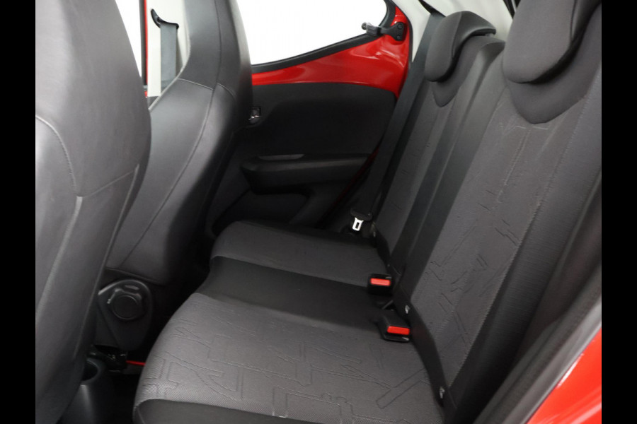 Toyota Aygo 1.0 VVT-i X-Joy | Navigatie | Climate Control | Camera | Lichtmetalen velgen |