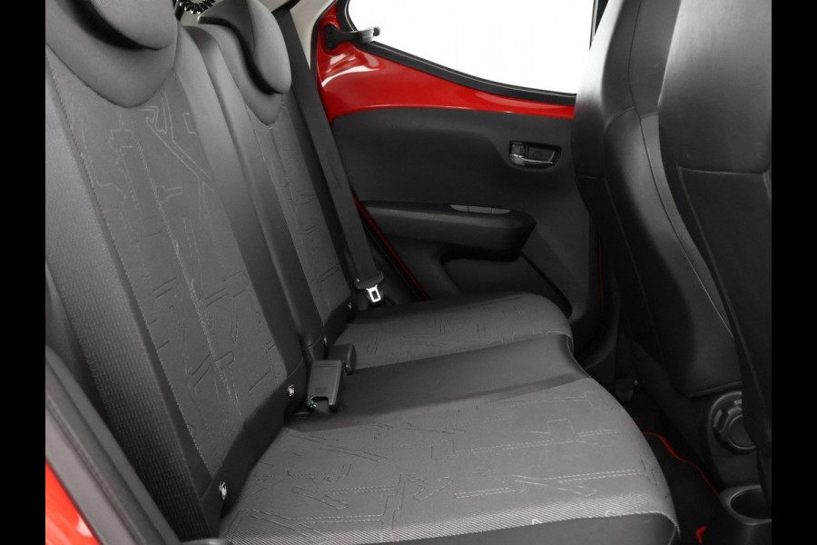 Toyota Aygo 1.0 VVT-i X-Joy | Navigatie | Climate Control | Camera | Lichtmetalen velgen |