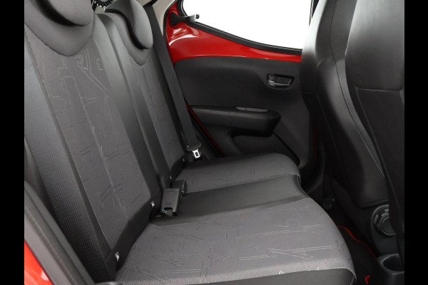 Toyota Aygo 1.0 VVT-i X-Joy | Navigatie | Climate Control | Camera | Lichtmetalen velgen |