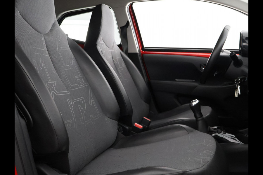 Toyota Aygo 1.0 VVT-i X-Joy | Navigatie | Climate Control | Camera | Lichtmetalen velgen |