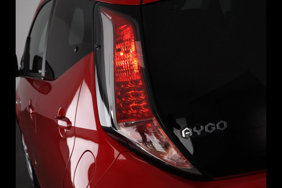 Toyota Aygo 1.0 VVT-i X-Joy | Navigatie | Climate Control | Camera | Lichtmetalen velgen |