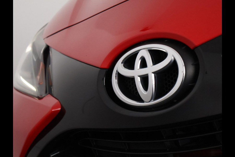 Toyota Aygo 1.0 VVT-i X-Joy | Navigatie | Climate Control | Camera | Lichtmetalen velgen |