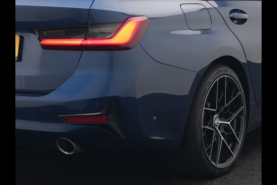 BMW 3 Serie Touring 330e Plug in Hybrid 293pk Dealer O.H | PHEV | Trekhaak Afneembaar | Panodak | Camera | 19" L.M |  Apple Carplay | LED | Leder | DAB |