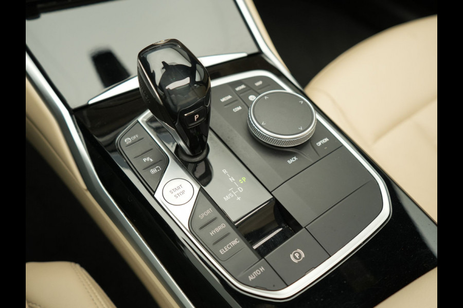 BMW 3 Serie Touring 330e Plug in Hybrid 293pk Dealer O.H | PHEV | Trekhaak Afneembaar | Panodak | Camera | 19" L.M |  Apple Carplay | LED | Leder | DAB |