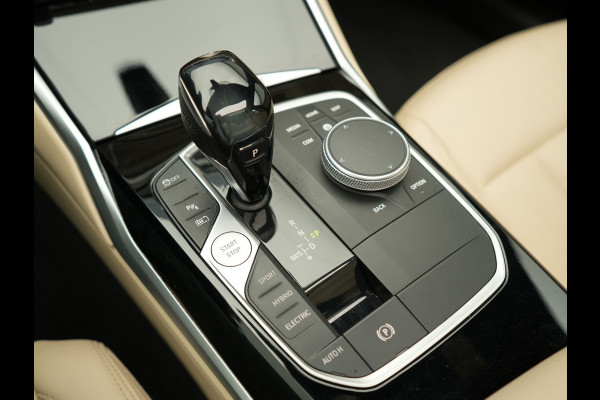 BMW 3 Serie Touring 330e Plug in Hybrid 293pk Dealer O.H | PHEV | Trekhaak Afneembaar | Panodak | Camera | 19" L.M |  Apple Carplay | LED | Leder | DAB |