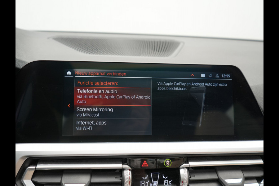BMW 3 Serie Touring 330e Plug in Hybrid 293pk Dealer O.H | PHEV | Trekhaak Afneembaar | Panodak | Camera | 19" L.M |  Apple Carplay | LED | Leder | DAB |