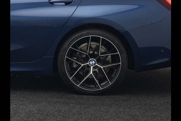 BMW 3 Serie Touring 330e Plug in Hybrid 293pk Dealer O.H | PHEV | Trekhaak Afneembaar | Panodak | Camera | 19" L.M |  Apple Carplay | LED | Leder | DAB |