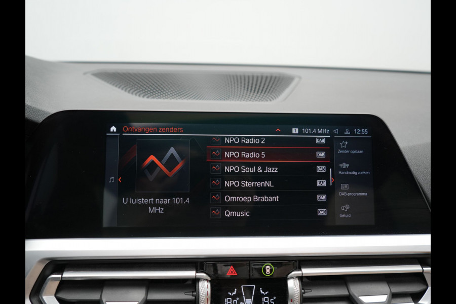 BMW 3 Serie Touring 330e Plug in Hybrid 293pk Dealer O.H | PHEV | Trekhaak Afneembaar | Panodak | Camera | 19" L.M |  Apple Carplay | LED | Leder | DAB |