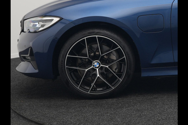 BMW 3 Serie Touring 330e Plug in Hybrid 293pk Dealer O.H | PHEV | Trekhaak Afneembaar | Panodak | Camera | 19" L.M |  Apple Carplay | LED | Leder | DAB |
