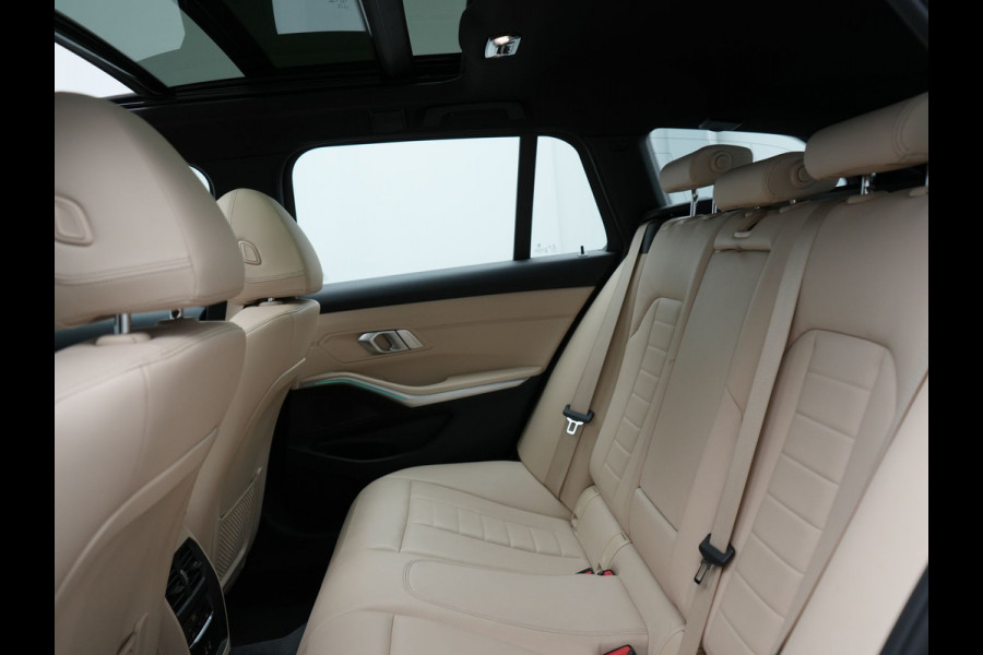 BMW 3 Serie Touring 330e Plug in Hybrid 293pk Dealer O.H | PHEV | Trekhaak Afneembaar | Panodak | Camera | 19" L.M |  Apple Carplay | LED | Leder | DAB |