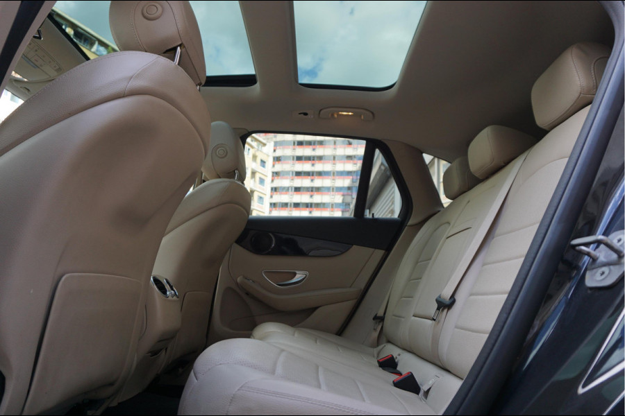 Mercedes-Benz GLC 200 Business Solution Limited | Origineel NL | Panoramadak | Trekhaak | Adaptive + Lane Departure | 360 camera | Apple Carplay | Geperforreerd lederen interieur | AMG sportvelgen