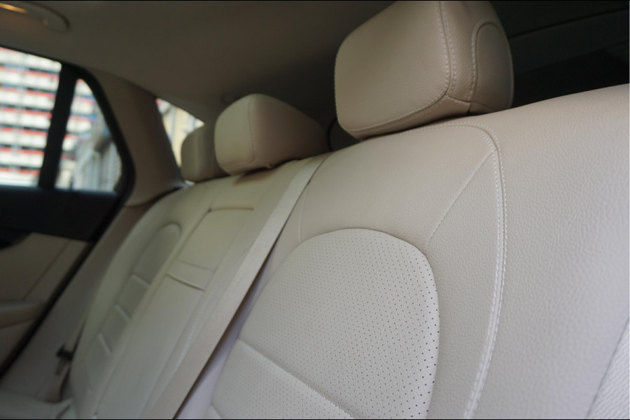 Mercedes-Benz GLC 200 Business Solution Limited | Origineel NL | Panoramadak | Trekhaak | Adaptive + Lane Departure | 360 camera | Apple Carplay | Geperforreerd lederen interieur | AMG sportvelgen