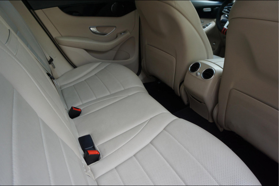 Mercedes-Benz GLC 200 Business Solution Limited | Origineel NL | Panoramadak | Trekhaak | Adaptive + Lane Departure | 360 camera | Apple Carplay | Geperforreerd lederen interieur | AMG sportvelgen