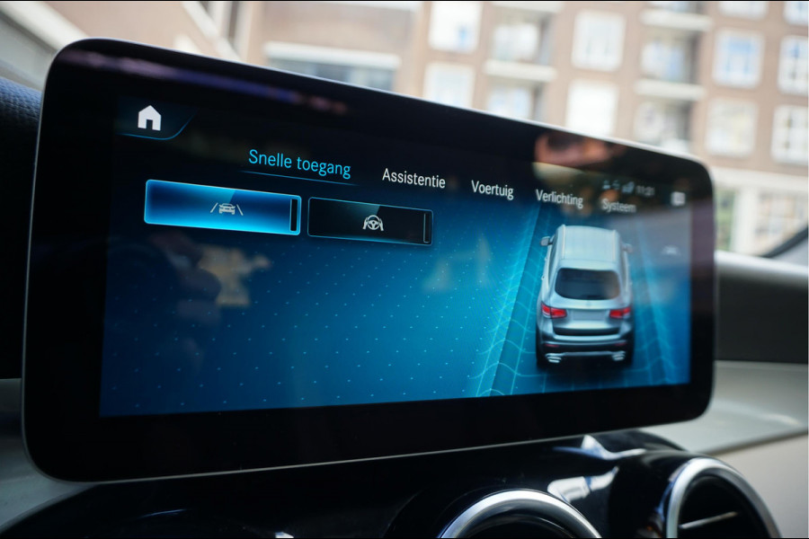 Mercedes-Benz GLC 200 Business Solution Limited | Origineel NL | Panoramadak | Trekhaak | Adaptive + Lane Departure | 360 camera | Apple Carplay | Geperforreerd lederen interieur | AMG sportvelgen
