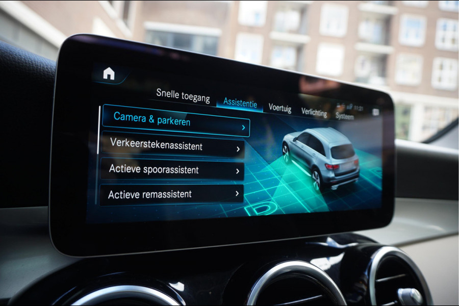 Mercedes-Benz GLC 200 Business Solution Limited | Origineel NL | Panoramadak | Trekhaak | Adaptive + Lane Departure | 360 camera | Apple Carplay | Geperforreerd lederen interieur | AMG sportvelgen