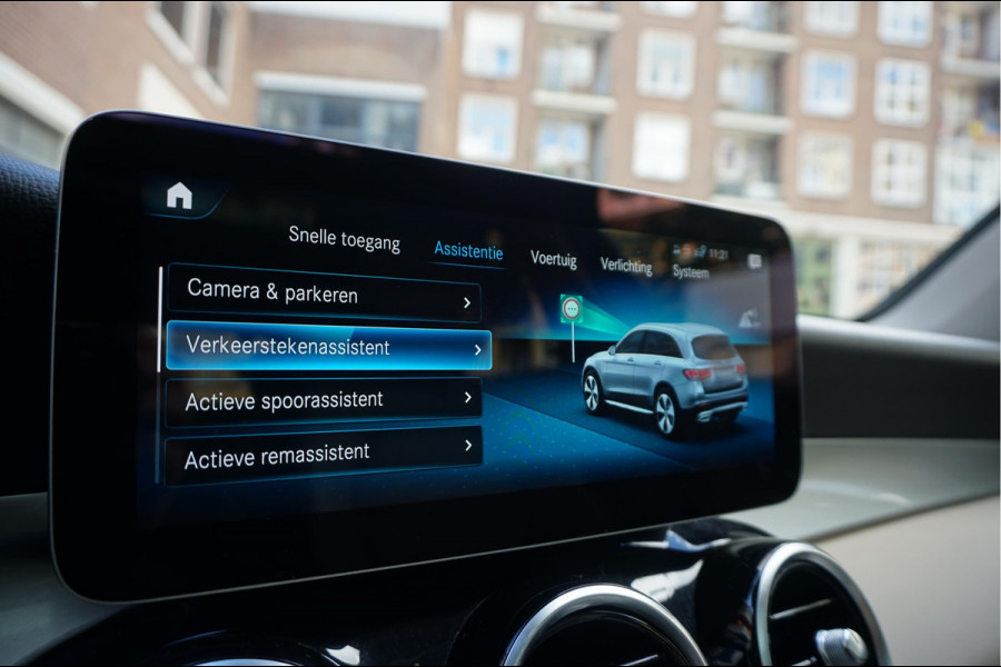 Mercedes-Benz GLC 200 Business Solution Limited | Origineel NL | Panoramadak | Trekhaak | Adaptive + Lane Departure | 360 camera | Apple Carplay | Geperforreerd lederen interieur | AMG sportvelgen