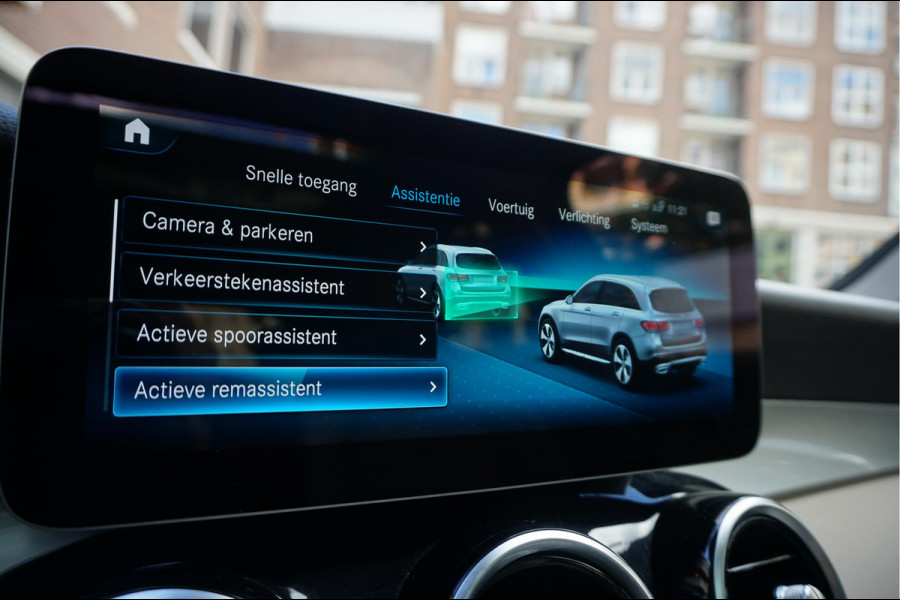 Mercedes-Benz GLC 200 Business Solution Limited | Origineel NL | Panoramadak | Trekhaak | Adaptive + Lane Departure | 360 camera | Apple Carplay | Geperforreerd lederen interieur | AMG sportvelgen