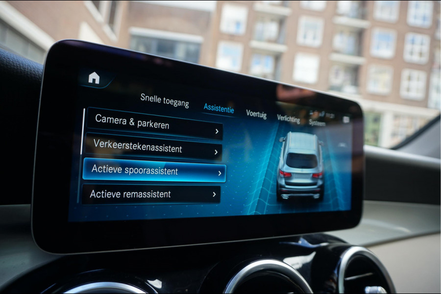 Mercedes-Benz GLC 200 Business Solution Limited | Origineel NL | Panoramadak | Trekhaak | Adaptive + Lane Departure | 360 camera | Apple Carplay | Geperforreerd lederen interieur | AMG sportvelgen